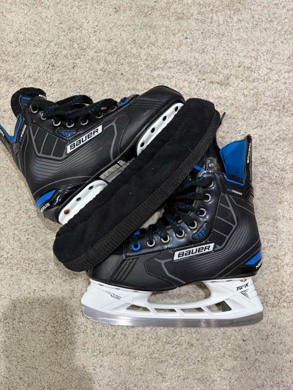 Bauer NEXUS 7000  Black and Blue Hockey Skates gently used minor scuff see pics